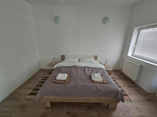 una camera da letto con un grande letto con due asciugamani di Nikol a Karlovac