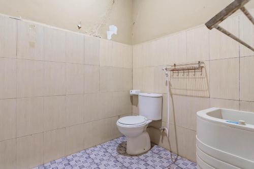 Koupelna v ubytování RedDoorz At Bettah Coba Homestay Pelabuhan Ratu