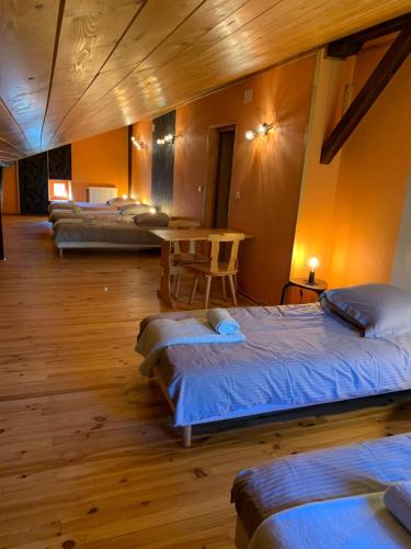 Llit o llits en una habitació de Gîte Le Larcenaire, Bussang
