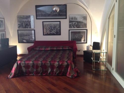 una camera con letto e quadri appesi al muro di Loft Piazza Università a Catania