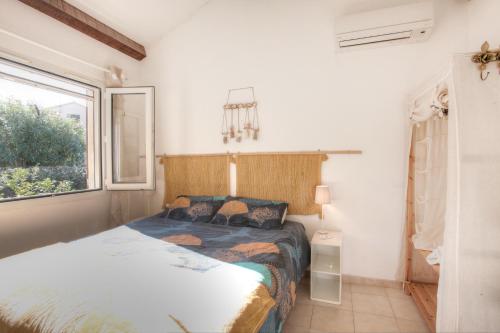une chambre avec un lit et une fenêtre dans l'établissement Kazamasavani - Belle maison proche mer, à Cervione