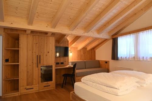 a bedroom with a bed and a desk at B&B Fontanella in San Lorenzo in Banale