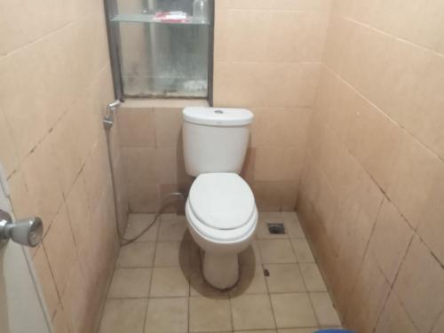 ein Badezimmer mit einem weißen WC in einer Kabine in der Unterkunft Apartmen Paragon Village by Taufiq in Tangerang