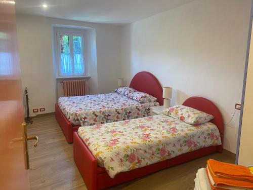 a room with two beds and a window at Antica Residenza I Ronchi Di Bellagio in Bellagio