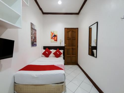 a bedroom with two beds in a room at OYO 857 City Stay Inns Makati Avenue in Manila