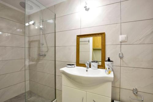 A bathroom at Sarantis Studio