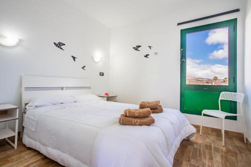 una camera da letto con un letto con un orsacchiotto sopra di Moya a Tías