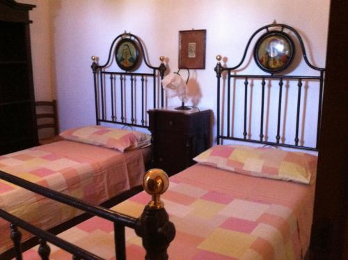 オストゥーニにあるvilla ottocentoのベッド2台が隣同士に設置された部屋です。