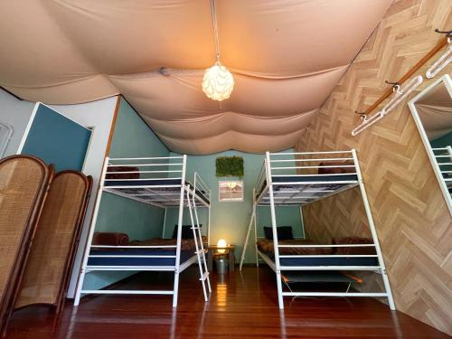 恩納村にある秘密基地 NO's ARROW ノーズアローの天井の客室で、二段ベッド3組が備わります。