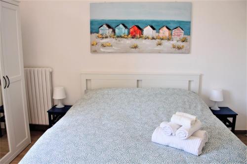 um quarto com uma cama com toalhas em Casa Luce Sabaudia em Sabaudia