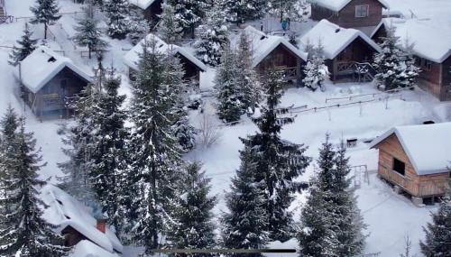 an aerial view of a snow covered cabin at Аляска in Oryavchyk