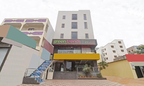 una representación de un edificio con un restaurante de tendencias verdes en Treebo Trend Pride Inn Botanica, en Hyderabad
