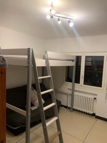 מיטה או מיטות קומותיים בחדר ב-Maison provençale les fourmis