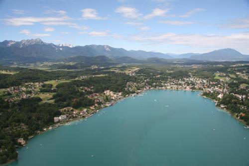 an aerial view of a city and a lake at Beutlich's Wörtherseeappartements in Velden am Wörthersee