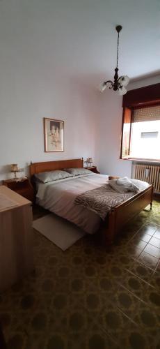 een slaapkamer met een bed in een kamer met een raam bij da giusi in Morciano di Romagna