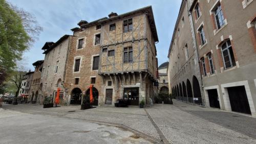 an old building on the side of a street at GÎTE L'ERMITAGE CAHORS in Cahors
