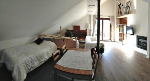 una camera con letto, tavolo e camino di Casa Cotefablo Aloj Gorgol Gavin, Biescas a Biescas