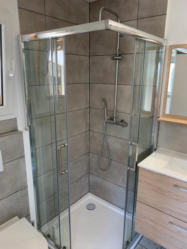um chuveiro com uma porta de vidro na casa de banho em Studio La Rochelle - Rompsay em Périgny