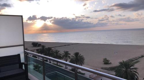 a balcony with a view of the beach and the ocean at Pis Ocata in Masnou