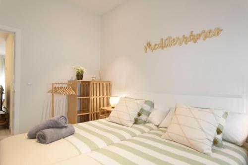 un letto con due cuscini sopra in una stanza di Tarifa Twins Apartamento de lujo con Piscina y wifi a Tarifa