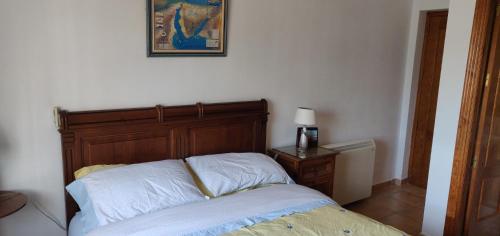 1 dormitorio con 1 cama y una foto en la pared en Villa Tierra Roja, en Málaga