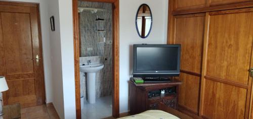 馬拉加的住宿－Villa Tierra Roja，一间带电视和水槽的客厅