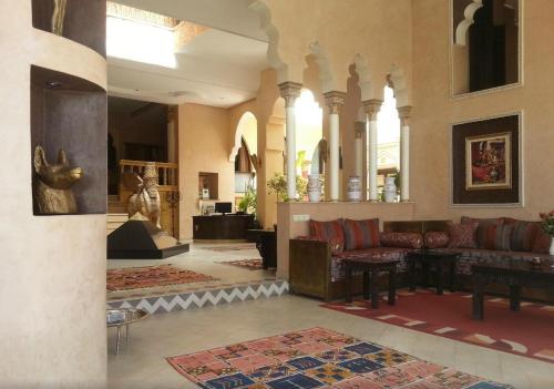 a living room with a couch and a table at Le Temple Des Arts in Ouarzazate