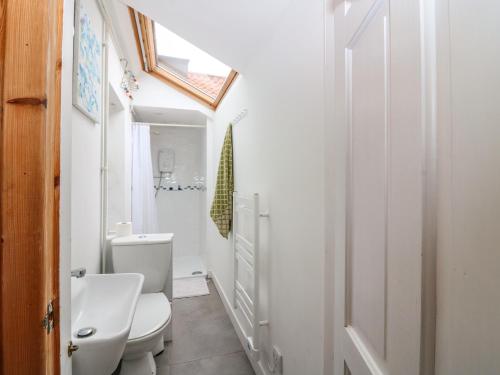 ein Badezimmer mit einem weißen WC und einem Waschbecken in der Unterkunft Dookers' Hoose in Buckie