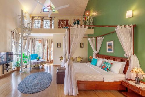 um quarto com uma cama num quarto com paredes verdes em Casa Do Amor with Pvt Pool by StayVista em Porvorim
