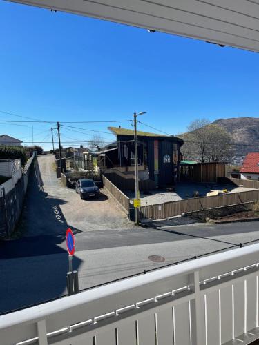 Blick auf eine Straße aus dem Fenster in der Unterkunft Ulriken Apartment in Bergen