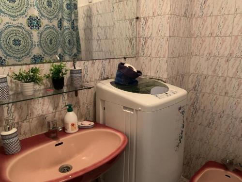 ein kleines Bad mit einem Waschbecken und einem Spiegel in der Unterkunft APPARTEMENT PERLE RARE AU CENTRE DE MARRAKECH in Marrakesch