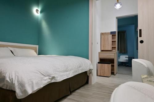 竹山鎮にある小旅慢行の青い壁のベッドルーム1室(ベッド1台付)
