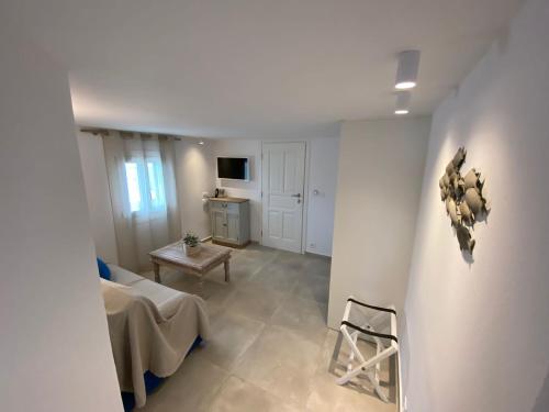 a living room with a table and a chair at Villa Margarita in Mýkonos City