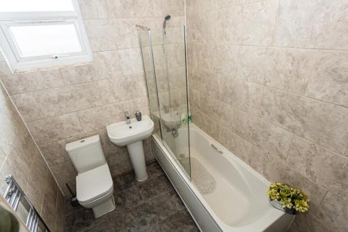 曼徹斯特的住宿－M18 Abbey Hey Guesthouse，浴室配有卫生间、盥洗盆和淋浴。