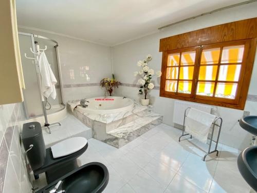 une grande salle de bain avec une baignoire et un lavabo dans l'établissement Stunning 5 bed Villa La Font, private pool, à El Campello