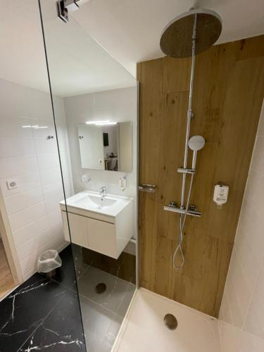 a bathroom with a sink and a shower at Best Western Hôtel des Barolles - Lyon Sud in Brignais