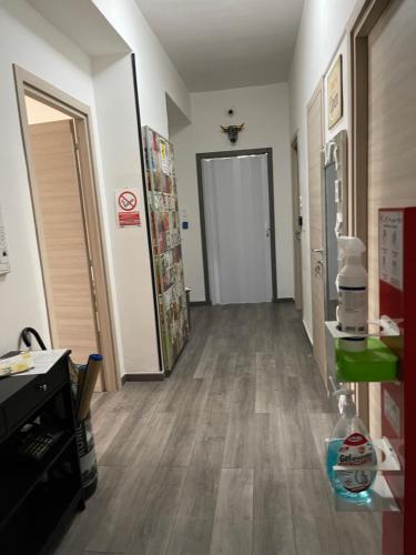 un couloir de bureau menant à une porte dans l'établissement In The World, à Alghero