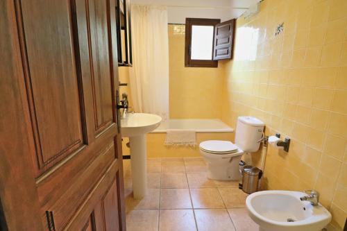 a bathroom with a toilet and a sink at El Granero at Molino la Ratonera in Zagra