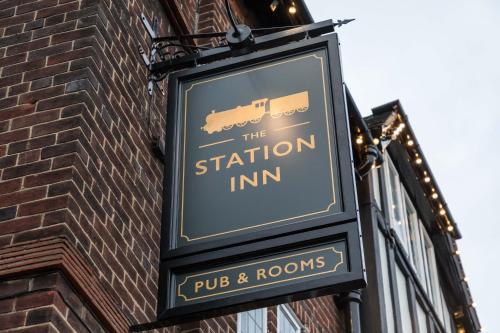 Sijil, anugerah, tanda atau dokumen lain yang dipamerkan di The Station Inn Whitby