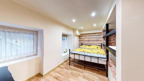 - une chambre avec des lits superposés et une fenêtre dans l'établissement LOFT MANHATTAN DE LUX CENTRUM DWORCOWA, à Bytom