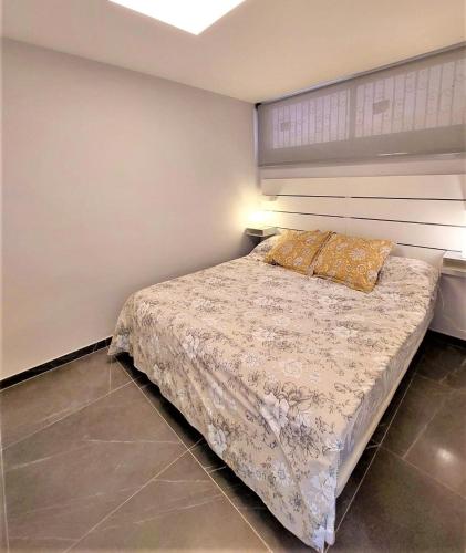 a bedroom with a bed in a room at Apto Puerto Deportivo el Faro Marbella in Marbella
