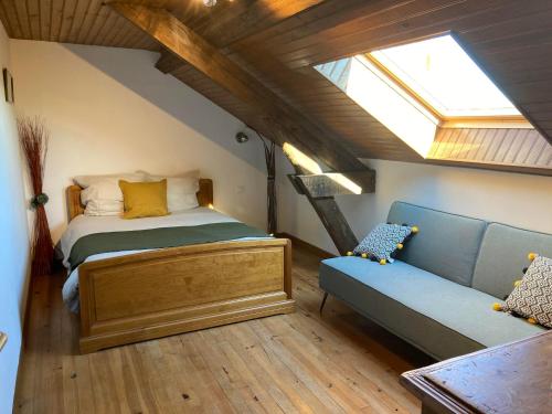 Un pat sau paturi într-o cameră la Maison Dream in Marciac