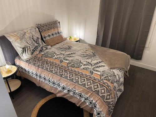 un lit avec une couette et des oreillers dessus dans l'établissement Appartement Centre Ville avec Garage, à Troyes