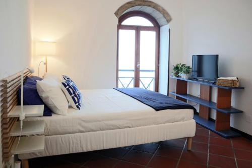 a bedroom with a large bed and a window at BLU RAITO costa d'Amalfi in Vietri sul Mare