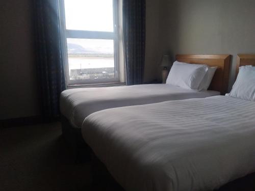 Cama ou camas em um quarto em The Beach Hotel