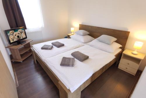 Postel nebo postele na pokoji v ubytování Kamilla Panzió és Rendezvényház