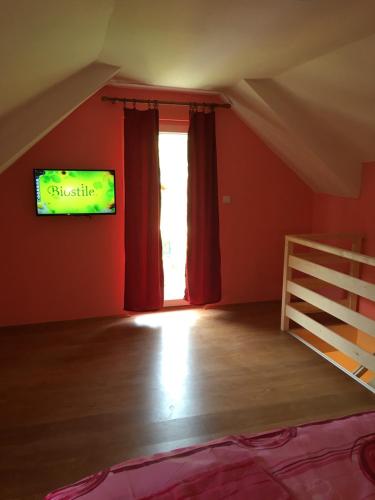 a room with a window and a tv on a wall at Sobe i Apartmani "Šumadija" Bogutovačka Banja in Bogutovac