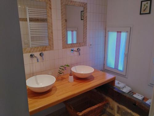 baño con 2 lavabos en una encimera de madera en Le Clot de Meste Duran, en Condom
