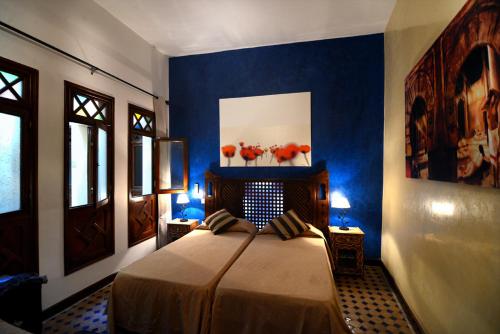 เตียงในห้องที่ Riad Assilah