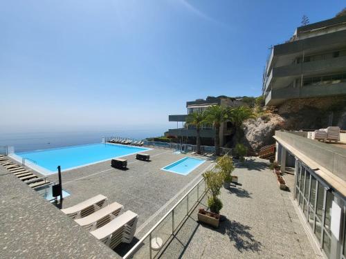 Cap Monaco veya yakınında bir havuz manzarası